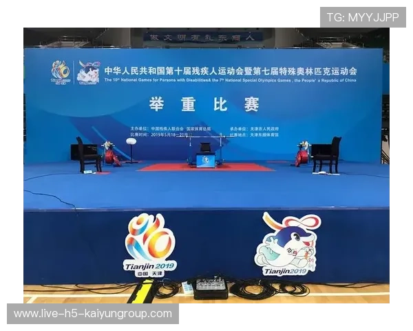 举重比赛器材断裂，选手反应速度惊人